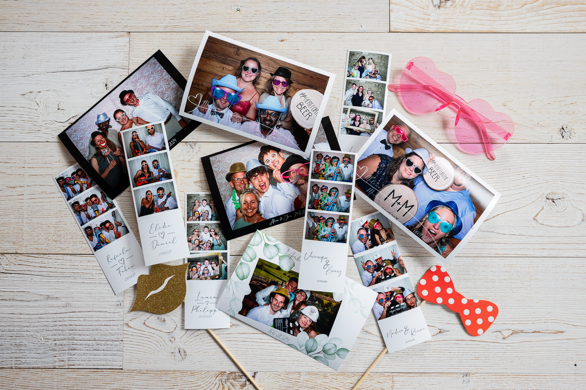 Prints aus der Fotobox liegen auf dem Boden es sind verschiedene Layouts zu sehen
